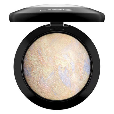Mineralize Skinfinish Highlighter - Lightscapade (soft candlelit beige with multidimensional shimmer)