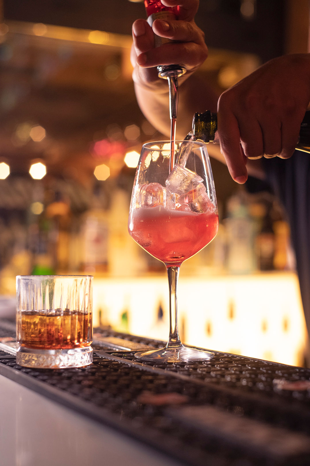 Cocktail realizzato sul bancone di Momenti Italiani
