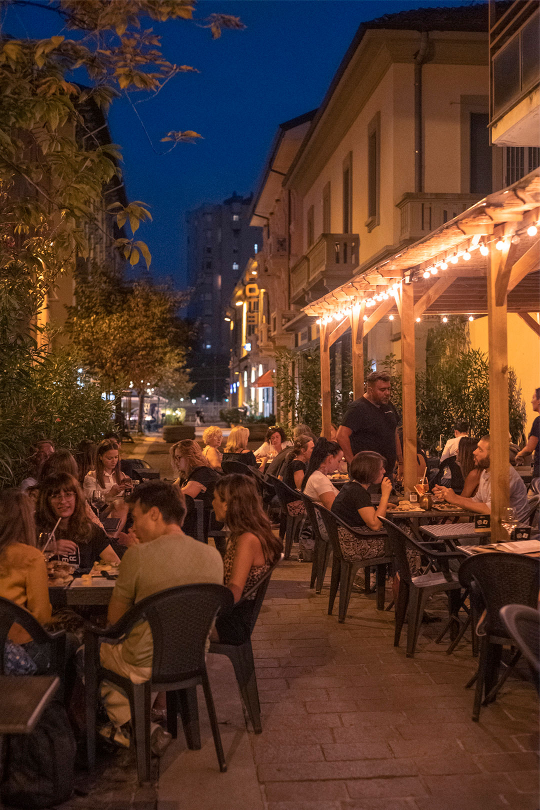 Una serata estiva nel dehors di Momenti Italiani