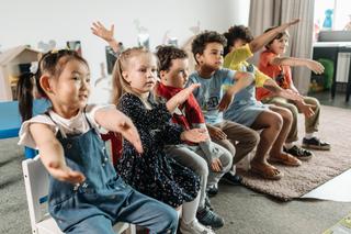 In meinen Trainings und Kursen lernen die Kinder Selbstvertrauen, Selbstliebe und Empathie. Kinder sitzen auf Stühlen und klatschen in die Hände