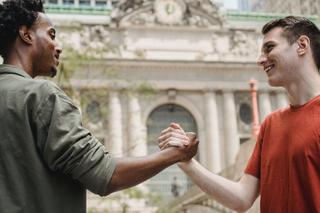In meinem Kurs lernen Ihre Angestellte Selbstbehauptung und Resilienz, sowie die Gewaltfreie Kommunikation. Zwei Männer geben sich die Hand