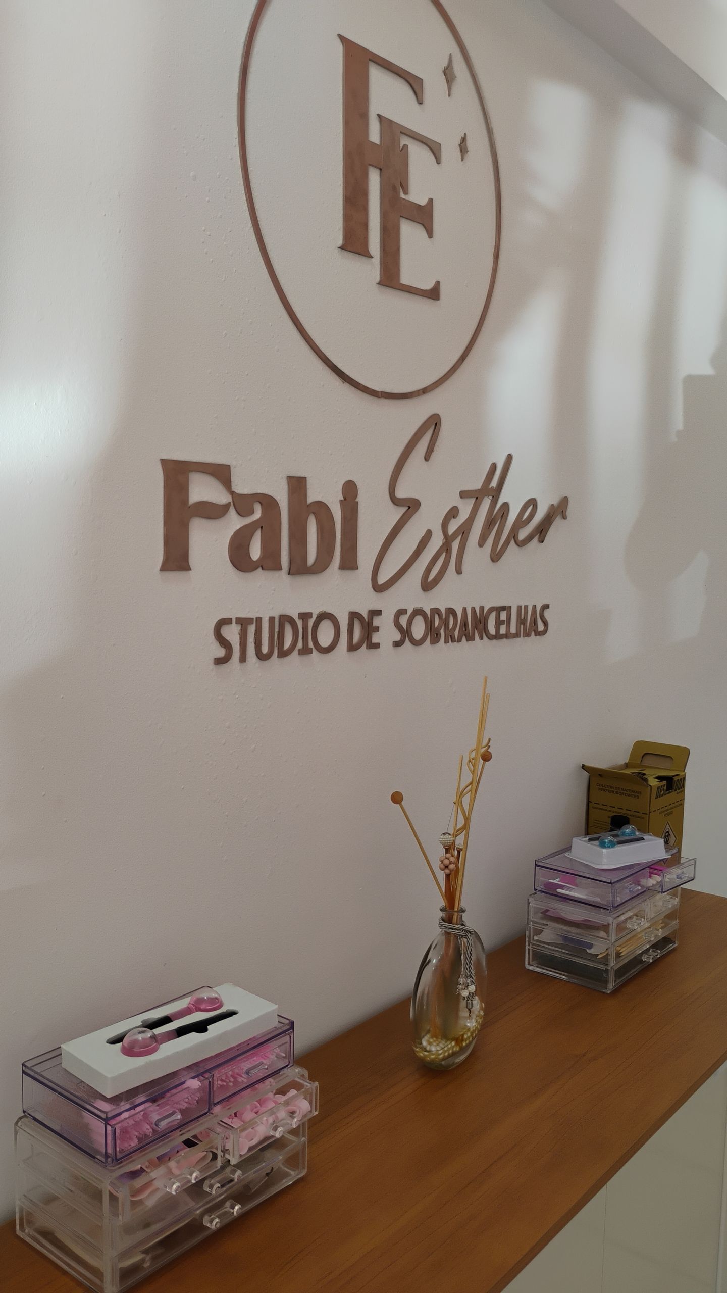 Fabi Esther Studio de Sobrancelhas - Image 3