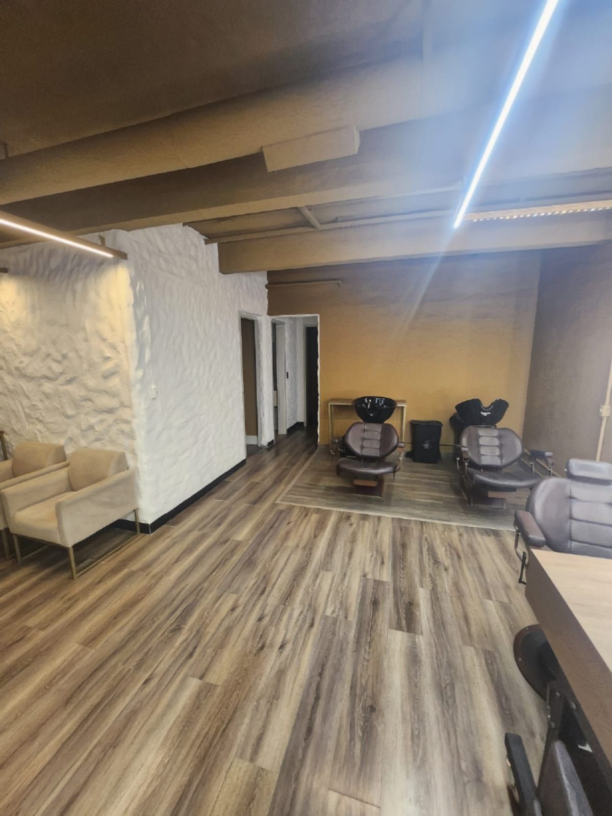Neos Hair Spa - Image 11