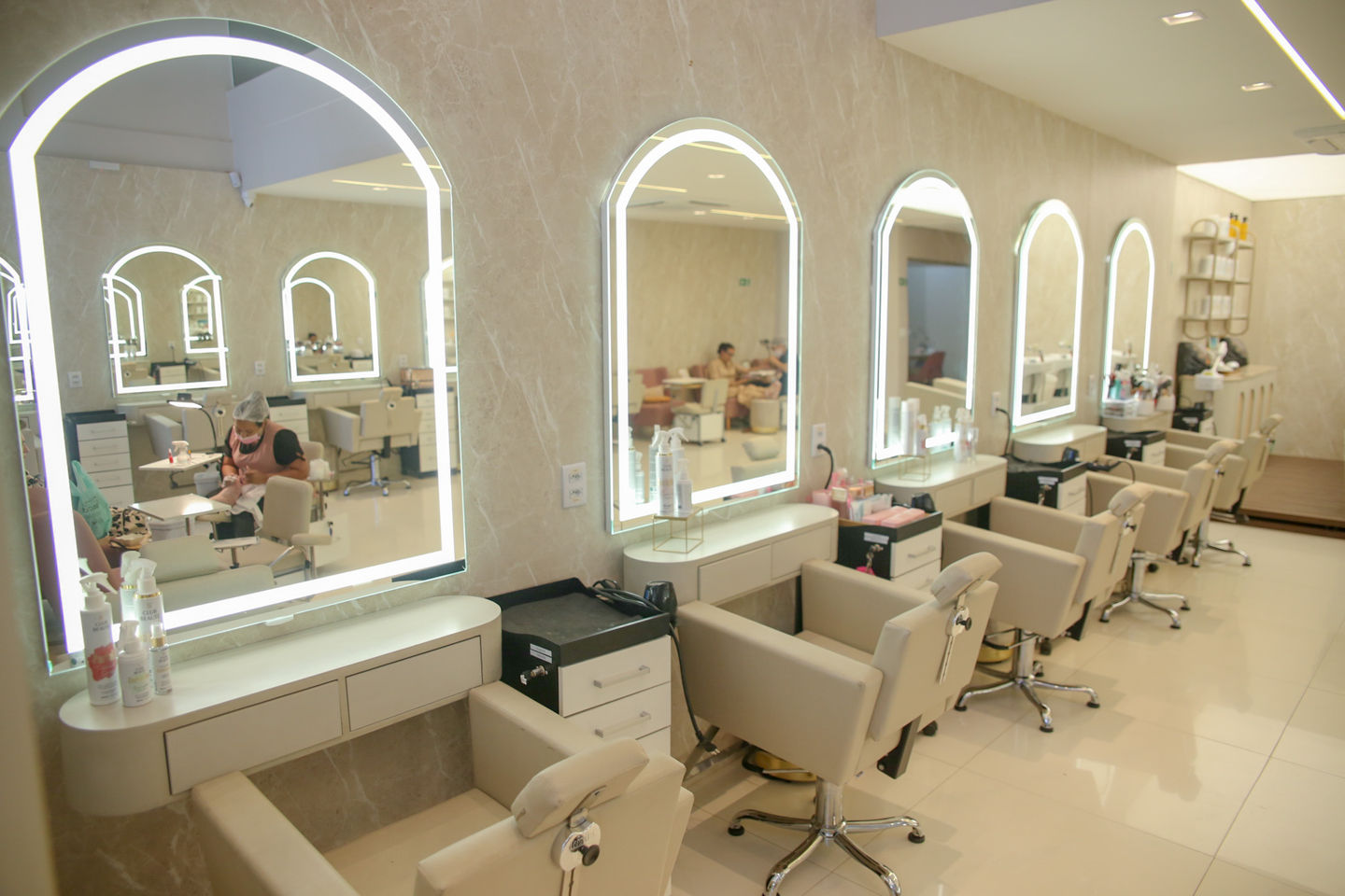 Club Beauté - Image 2