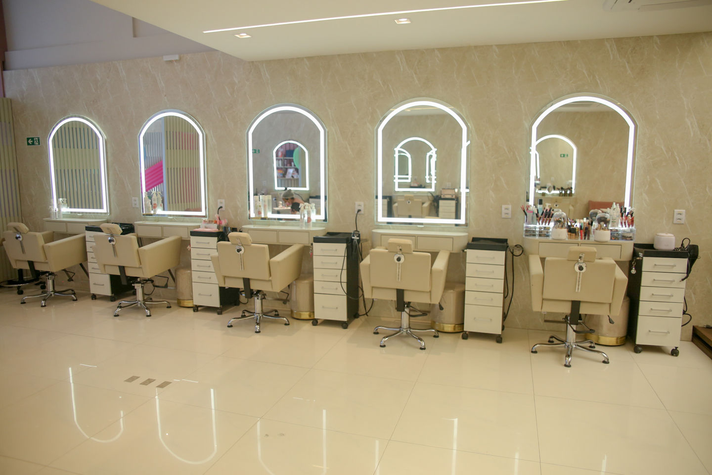 Club Beauté - Image 33