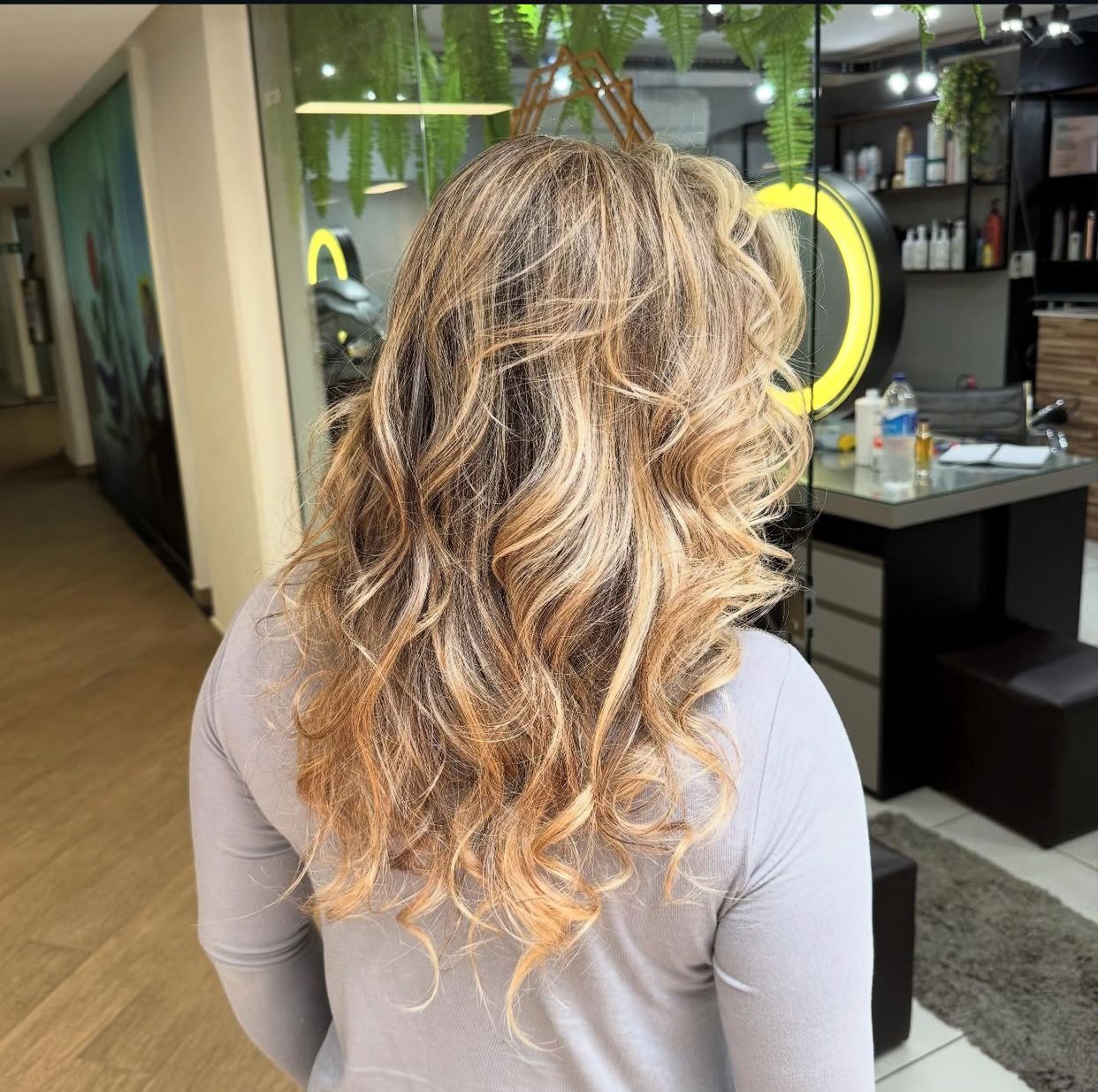 Especialist Hair Stylist - Image 6