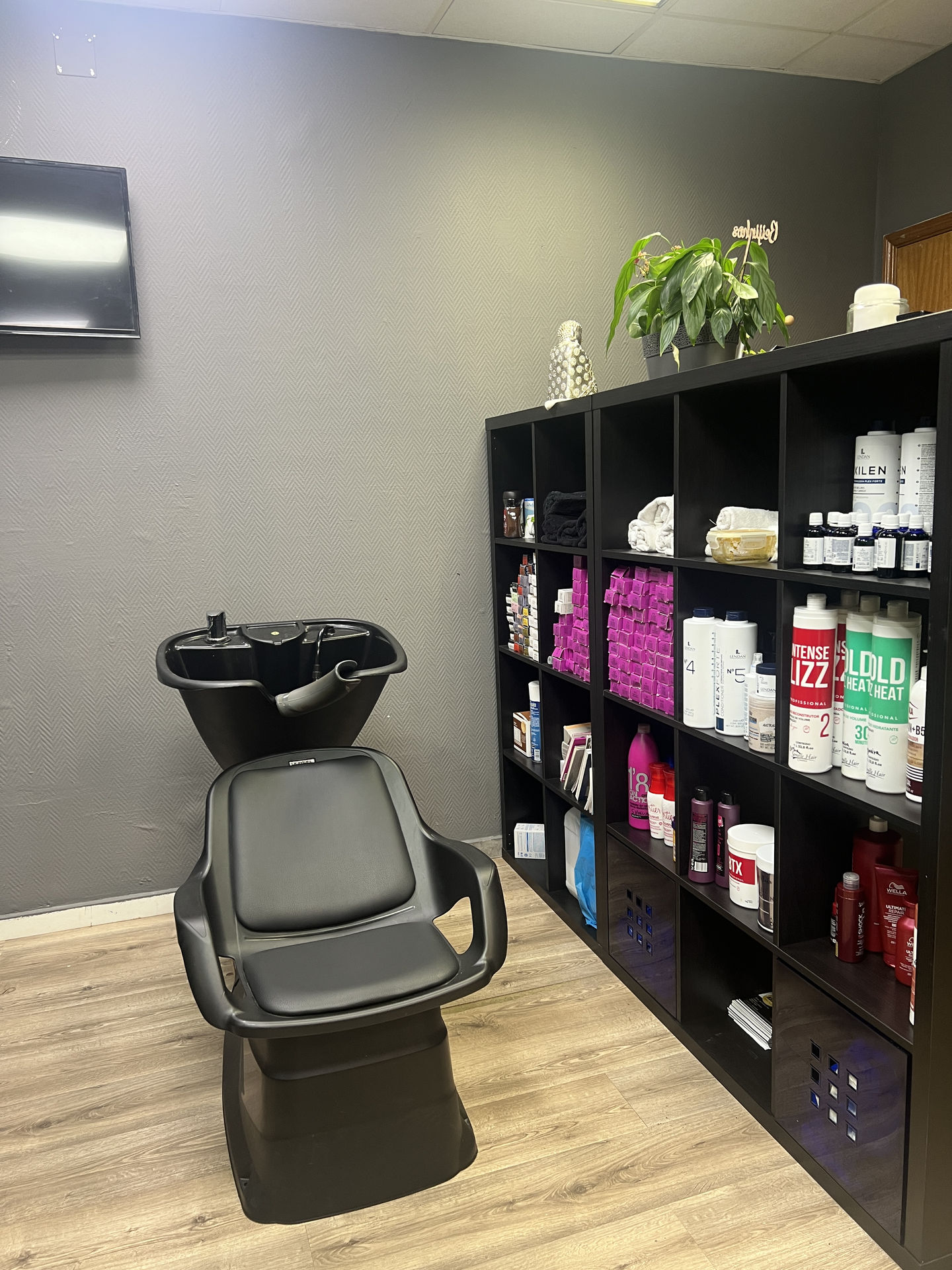 Diamond Queen Hair and Beauty Salon - Image 9