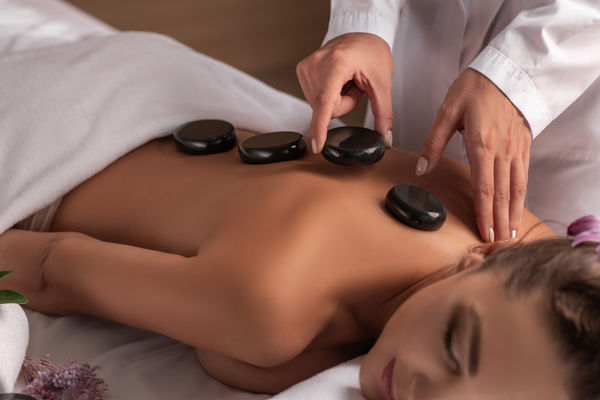 Massagem Relaxante com Pedras Quentes