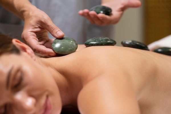 Massagem Relaxante com Pedras Quentes