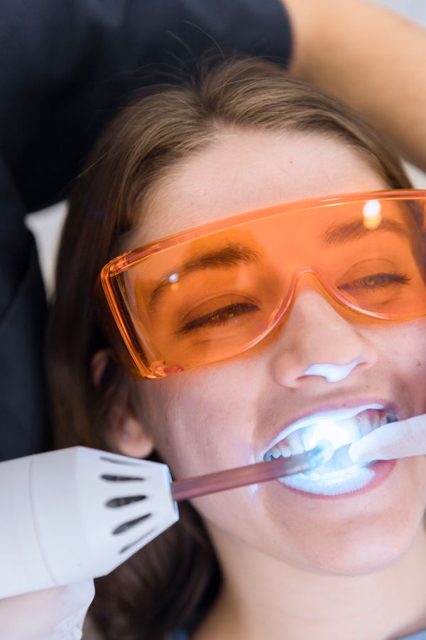 Branqueamento Externo Intensivo em Consultório – PHILIPS ZOOM