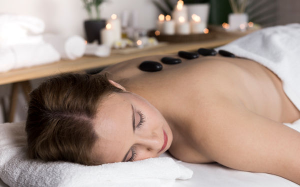 Massagem com Pedras Quentes