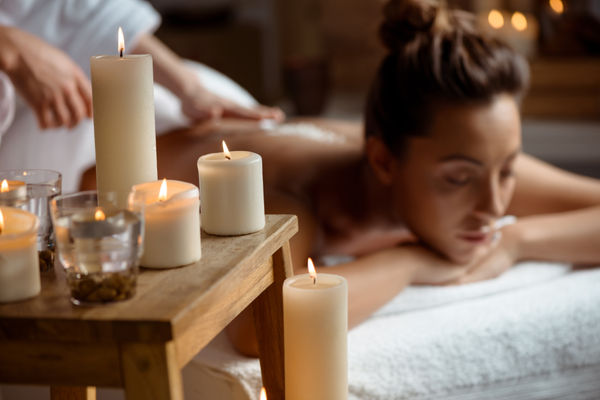Massagem com Velas Quentes