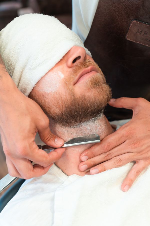 Corte + Barboterapia + Esfoliação + Máscara Black + Sobrancelhas