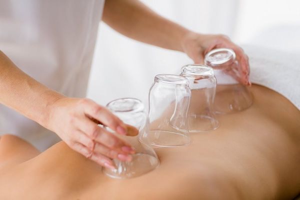 Massagem Tui Na com Ventosas