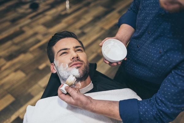 Corte com Disfarce e Barba