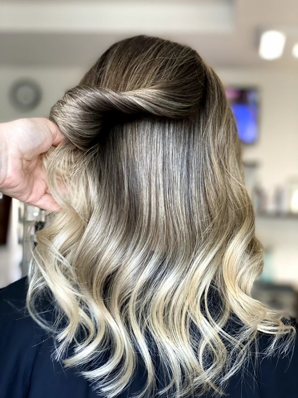 Madeixas Loiras + Brushing + Tratamento