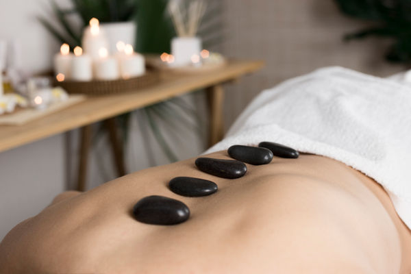 Massagem com Pedras Quentes