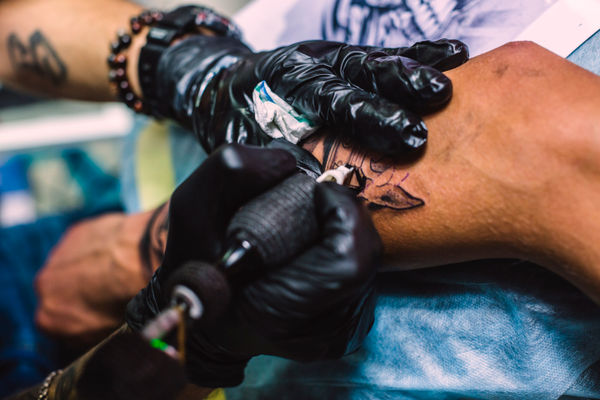 Tatuagem Delicada de 1 a 10 Centímetros na Cor Preta - Desenho com Sombreamento