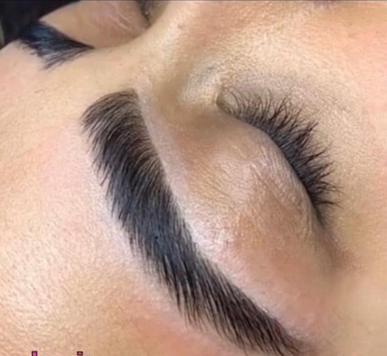 Ione Breves | Designer de Sobrancelhas & Estética Facial