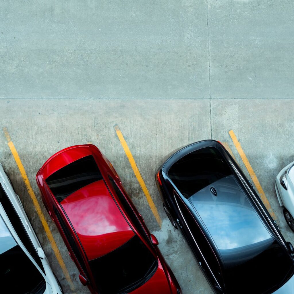 Carros estacionados vistos de cima - Simão Express