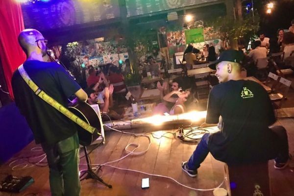 Show de música no palco do Bar Caiçara