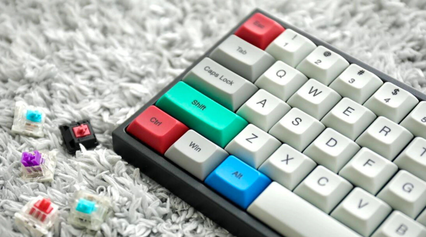 Keyboard mekanik yang digunakan untuk mengoptimalkan kecepatan WPM dalam tes mengetik online. G 5UTt Rp