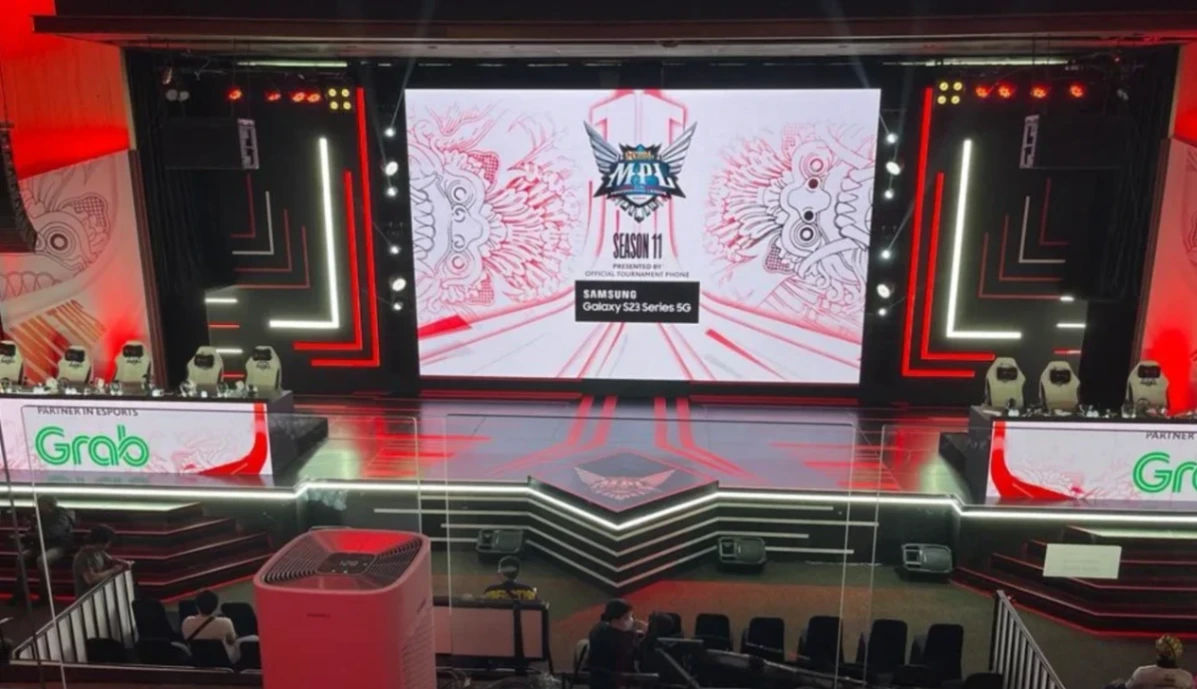 Suasana bangku penonton di MPL Arena Jakarta yang penuh sesak saat pertandingan pekan pertama