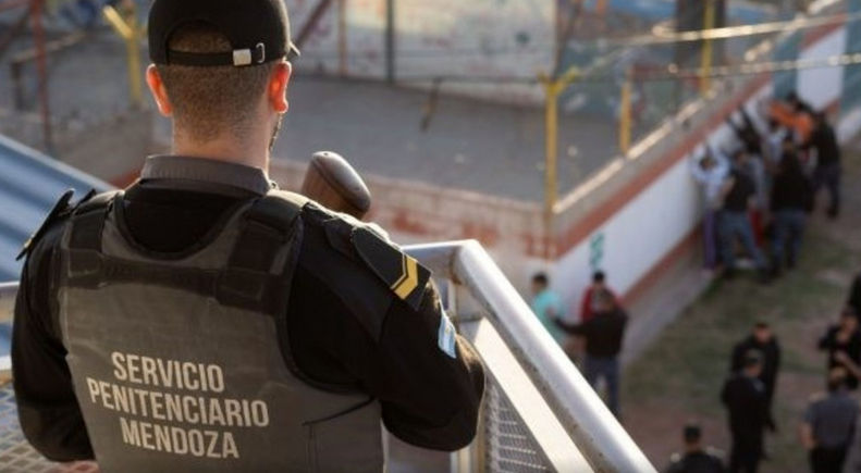 Un análisis que expone el avance de la inseguridad ligada al narcotráfico y el impacto directo de la crisis económica en la provincia, con empresas que cierran y miles de empleos perdidos.