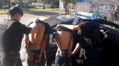 La Policía de Mendoza realizó 13 allanamientos simultáneos en Guaymallén y Godoy Cruz contra el narcotráfico. Secuestraron cocaína, armas, vehículos, dinero en distintas monedas y equipos utilizados por la organización investigada por tráfico de drogas.