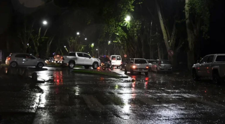 Granizo y lluvia en el parque General San Martín.