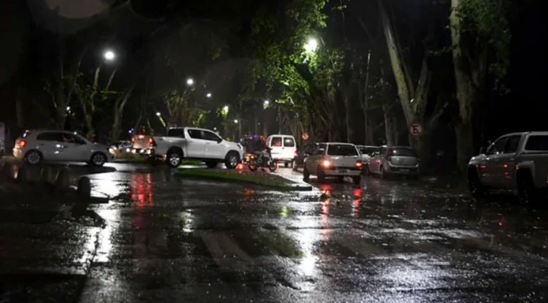 Granizo y lluvia en el parque General San Martín.