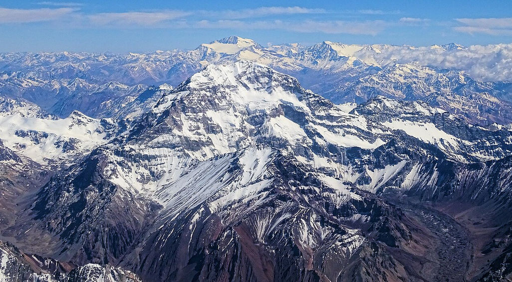 El Aconcagua es una montaña en el departamento Las Heras, en la provincia de Mendoza, en el oeste de la República Argentina en las cercanías del límite con Chile. Integra la Cordillera Principal, componente de la cordillera de los Andes. Con 6960,8 m s. n. m. (metros sobre el nivel del mar), es el pico más eminente de los hemisferios meridional y occidental, el más alto de la Tierra después del sistema de los Himalayas y de la cordillera del Pamir en Tayikistán (ambas cordilleras en Asia) y, por tanto, el más elevado en América.