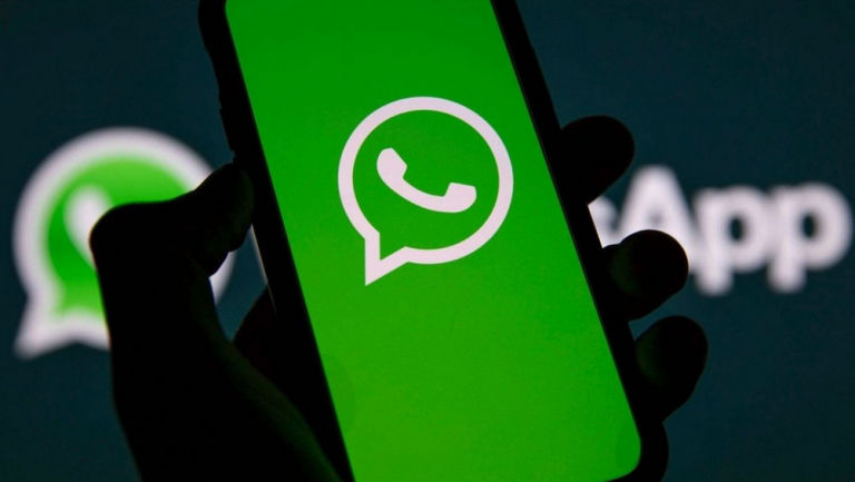La Comisión Europea ordenó a Meta abrir su plataforma WhatsApp a operadores de inteligencia artificial de terceros, acusando a la compañía de violar las normas de libre competencia. La medida provisional busca evitar un daño irreparable al mercado tras el anuncio de Meta que desde enero solo permite su propio asistente de IA en la aplicación de mensajería.