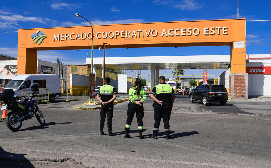En el punto más conflictivo, en la Lateral Sur a la altura del Mercado Cooperativo del Acceso Este, hubo casos que los conductores no sólo violaron la señales de tránsito, sino también los conos colocados y en presencia de los agentes viales. La multa asciende a 362.000 pesos.