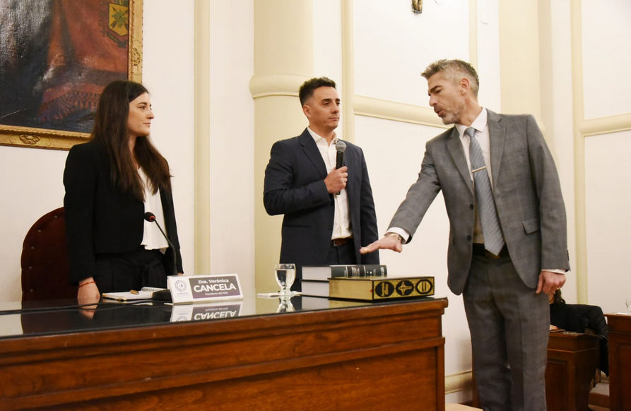 Ernesto Latino Saa cuando juró como juez administrativo vial, en agosto de 2025.