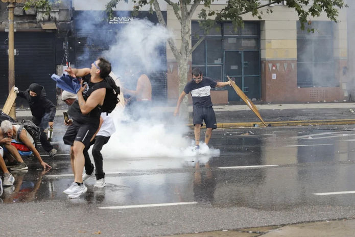 Organizaciones de izquierda que acompañaban el reclamo de jubilados protagonizaron disturbios en las inmediaciones del Congreso mientras el Senado debatía la reforma laboral. Hubo lanzamiento de bombas Molotov y la Policía respondió con hidrantes y balas de goma.