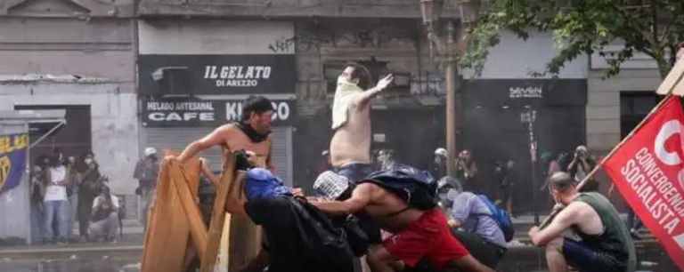 Organizaciones de izquierda que acompañaban el reclamo de jubilados protagonizaron disturbios en las inmediaciones del Congreso mientras el Senado debatía la reforma laboral. Hubo lanzamiento de bombas Molotov y la Policía respondió con hidrantes y balas de goma.