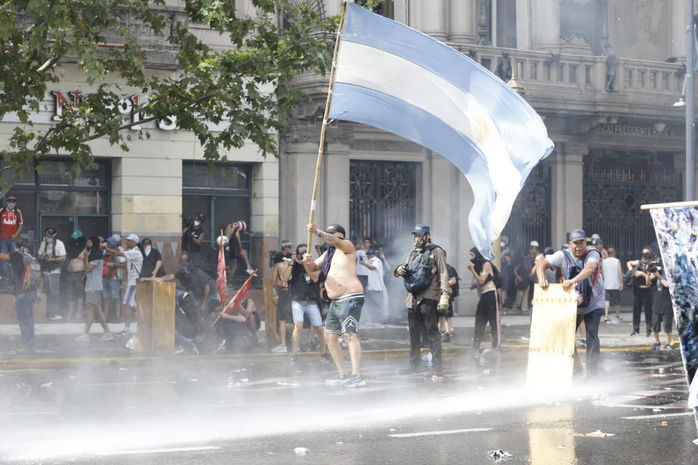 Organizaciones de izquierda que acompañaban el reclamo de jubilados protagonizaron disturbios en las inmediaciones del Congreso mientras el Senado debatía la reforma laboral. Hubo lanzamiento de bombas Molotov y la Policía respondió con hidrantes y balas de goma.