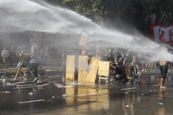 Organizaciones de izquierda que acompañaban el reclamo de jubilados protagonizaron disturbios en las inmediaciones del Congreso mientras el Senado debatía la reforma laboral. Hubo lanzamiento de bombas Molotov y la Policía respondió con hidrantes y balas de goma.