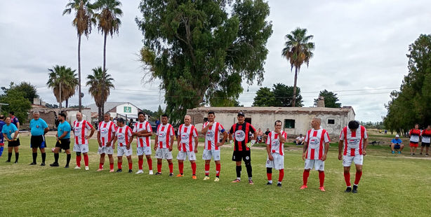 El equipo de veteranos de San Martín se consagró campeón del Torneo Mega Dorada más 50 con puntaje ideal, la valla menos vencida, los dos goleadores del certamen y el premio Fair Play. Una campaña histórica.