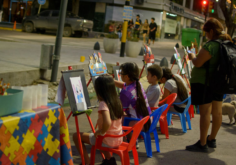 La primera gran jornada cultural y gastronómica de domingo en la Ciudad de Mendoza, luego de la puesta en valor de la avenida Sarmiento tuvo impronta de Carnaval, promociones especiales y fuerte impacto económico.