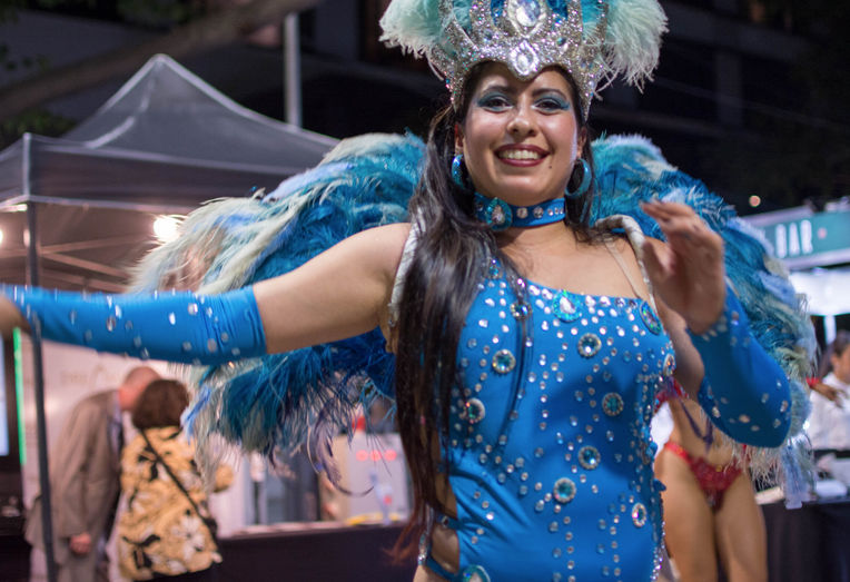 La primera gran jornada cultural y gastronómica de domingo en la Ciudad de Mendoza, luego de la puesta en valor de la avenida Sarmiento tuvo impronta de Carnaval, promociones especiales y fuerte impacto económico.