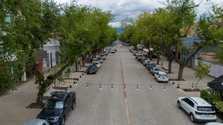 El creador de contenido brasileño Viniciuz Scofield recorrió el centro y se mostró sorprendido por el estado de las calles y por una costumbre que lo impactó: vecinos que barren y cuidan sus propias veredas. El intendente Ulpiano Suarez habló de “trabajo en equipo” entre municipio e vecinos.
