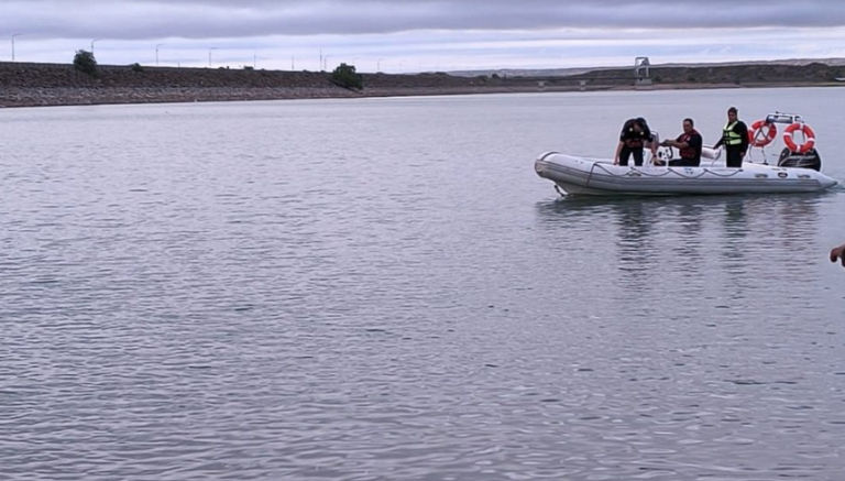 La víctima, identificada como C. F., había ingresado nadando al embalse para retirar una boya y no logró regresar a la orilla. El cuerpo fue encontrado a unos 30 metros de la costa, en la zona conocida como Bahía de los Pobres.