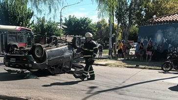 Un fuerte siniestro vial se registró este martes por la tarde en Maipú, dejó dos personas lesionadas y un vehículo volcado con las cuatro ruedas hacia arriba. Los heridos fueron trasladados al Hospital Central y los test de alcoholemia dieron resultado negativo.