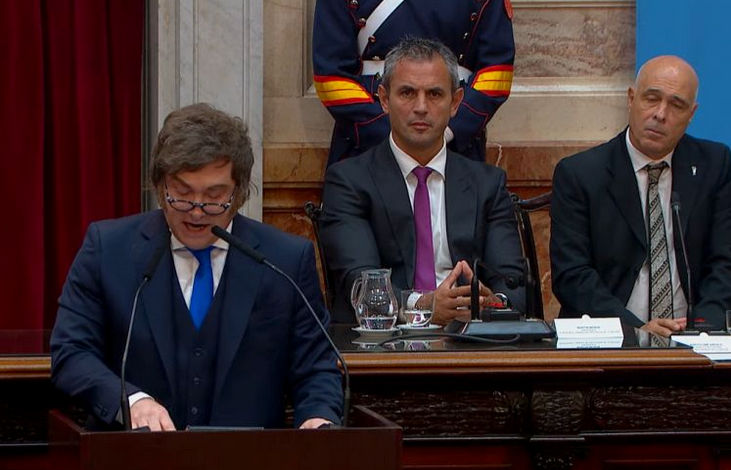 El Presidente anunció “90 paquetes de reformas estructurales” ante un Parlamento renovado y más favorable a La Libertad Avanza. Hubo fuertes cruces con Unión por la Patria y la izquierda, gestos de tensión con Victoria Villarruel y respaldo dispar de gobernadores y diplomáticos.