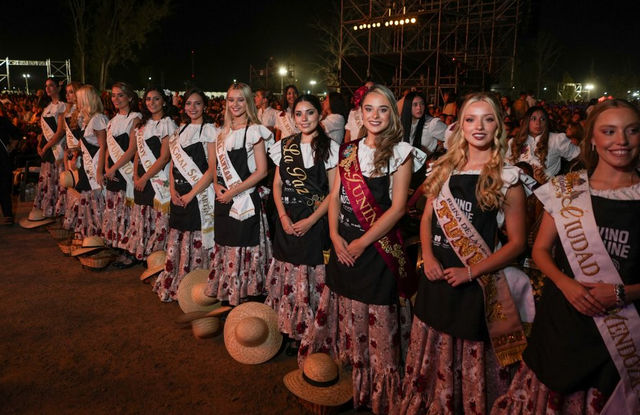 Con la participación de las reinas departamentales y la presencia del gobernador Alfredo Cornejo, la tradicional Fiesta de la Cosecha celebró su 25ª edición en los viñedos del Aeropuerto Internacional de Mendoza con un espectáculo sinfónico que combinó música popular, tradición cuyana e identidad vendimial.