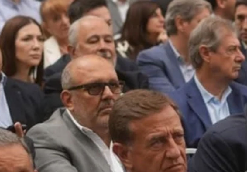 El Desayuno de la Coviar dejó una señal política fuerte en Mendoza: Julio Cobos y Rodolfo Suarez respaldaron públicamente al intendente Ulpiano Suarez como posible candidato a gobernador en 2027, en un contexto donde el exvicepresidente había apoyado a Luis Petri en la interna de 2023.