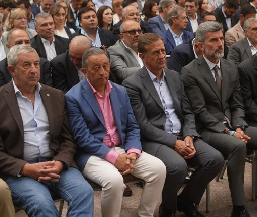 El Desayuno de la Coviar dejó una señal política fuerte en Mendoza: Julio Cobos y Rodolfo Suarez respaldaron públicamente al intendente Ulpiano Suarez como posible candidato a gobernador en 2027, en un contexto donde el exvicepresidente había apoyado a Luis Petri en la interna de 2023.