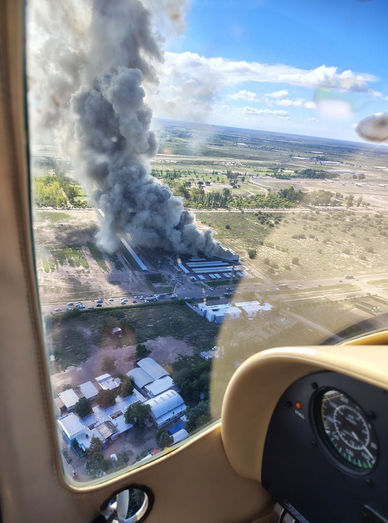Un incendio generó una gran columna de humo en el casino privado Totem Boulevard de San Martín. Bomberos del Cuartel Central y dotaciones de apoyo trabajan en el lugar, mientras que dos personas que estaban en el techo del edificio ya fueron asistidas por los equipos de emergencia.